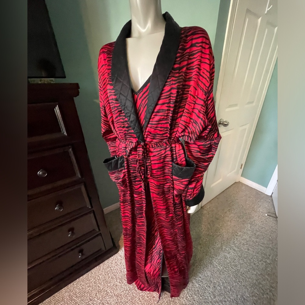 100% SILK Quilt-Trim Red Zebra Floor Length Robe with Slip Dress Rockstar Set 🔥